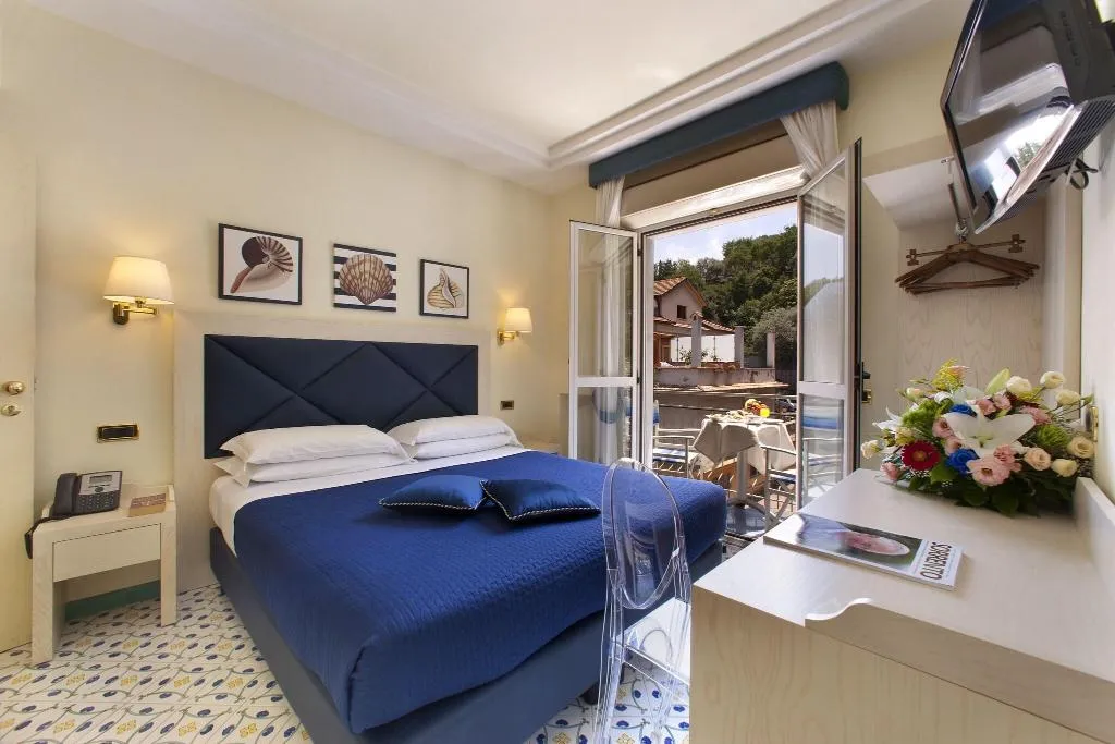 TRIPLE BUNK BED Room, Del Mare, Naples