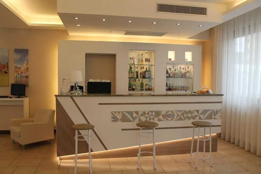 Bar, Leone, Naples