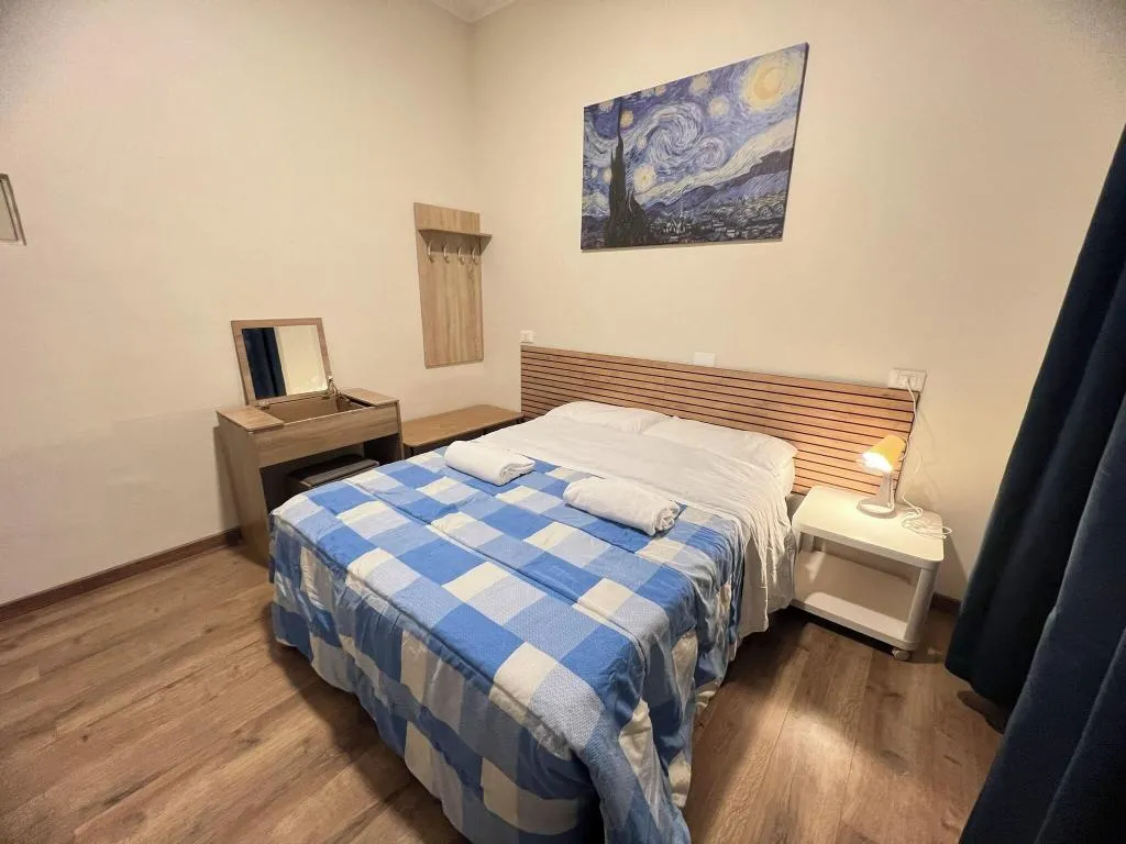 Room, Freedom Traveller, Naples