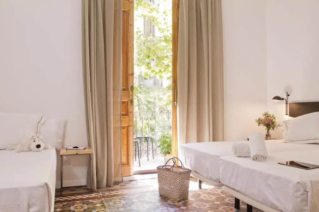 Room, Som Nit Triomf, Barcelona