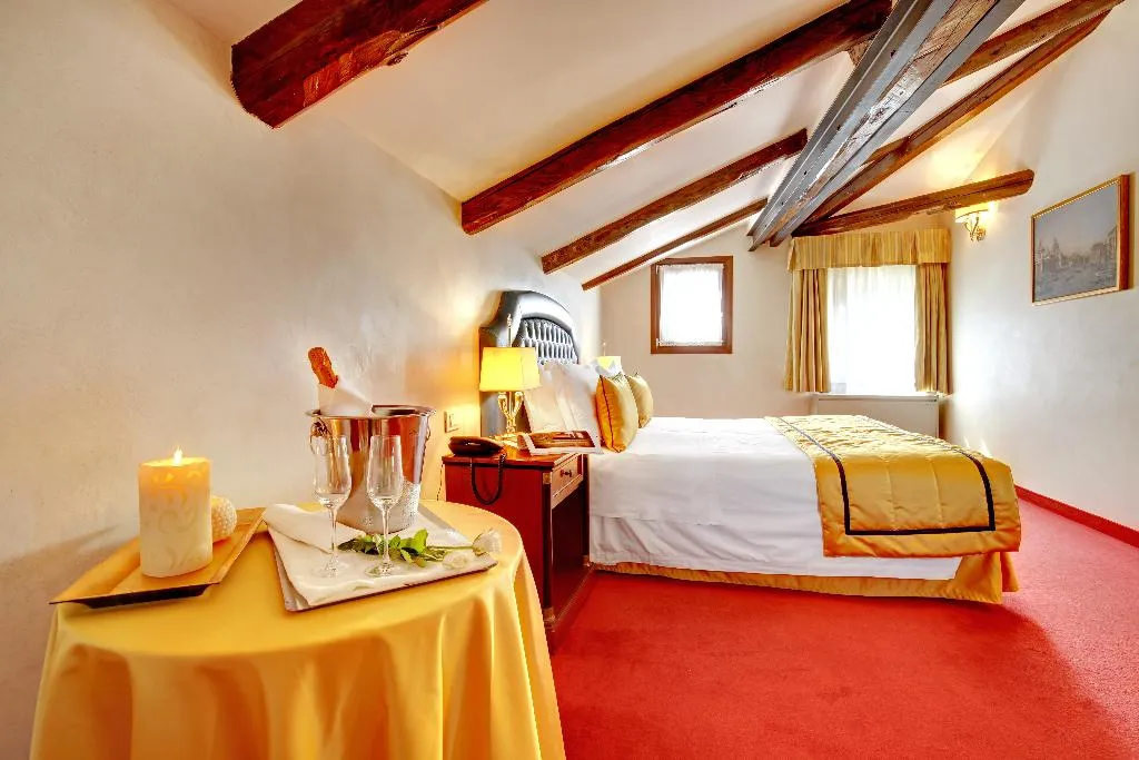 Room, Dona Palace, Venice