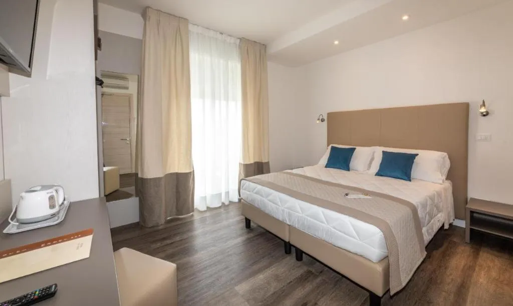 Room, Mayer, Venice
