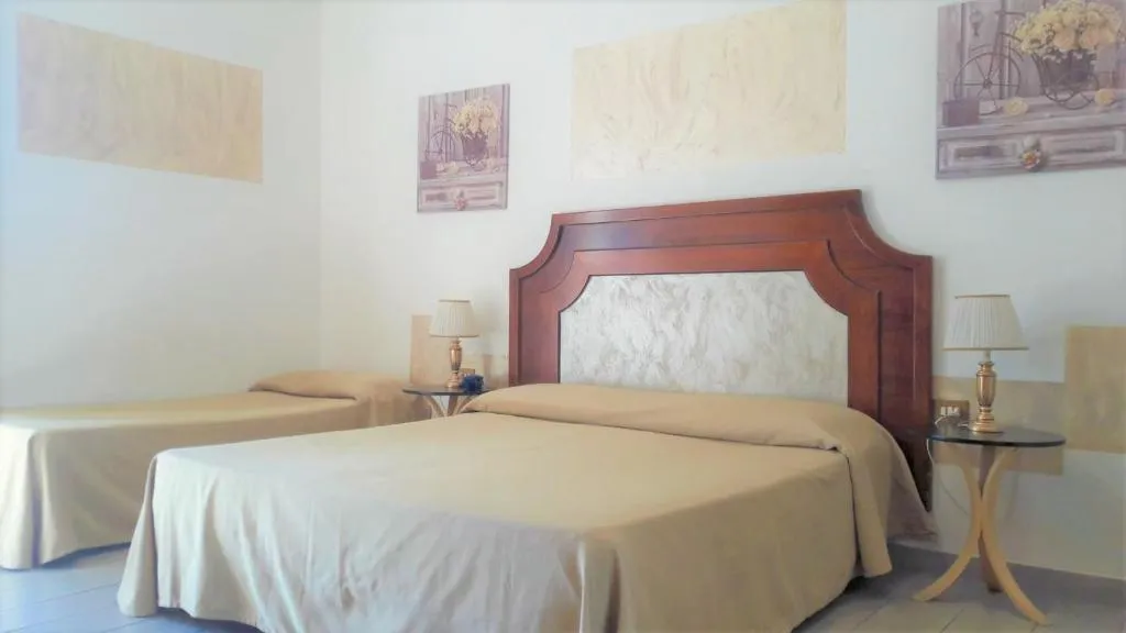 TRIPLE STANDARD Room, Alinari, Florence
