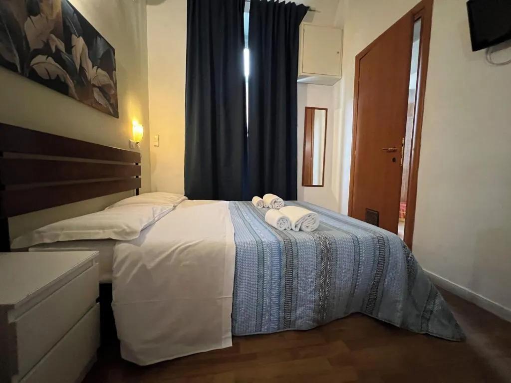 Room, Freedom Traveller, Naples