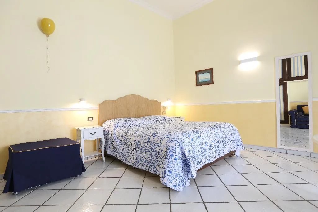 APARTMENT TWO BEDS Room, Santa Lucia 50, Naples