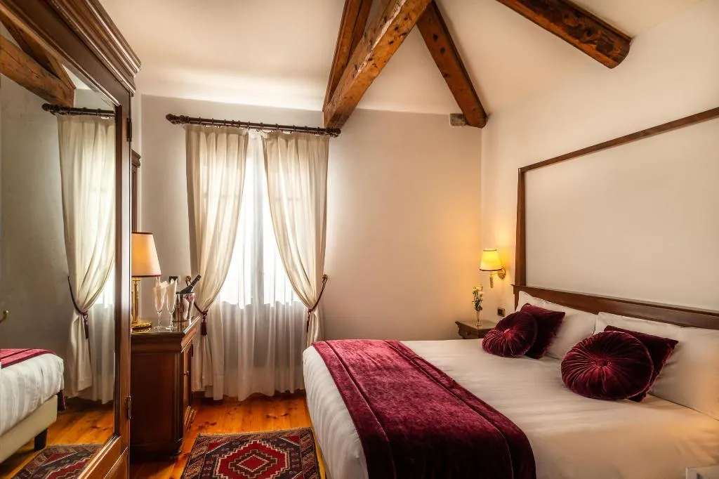 Room, A Tribute To Music, Venice
