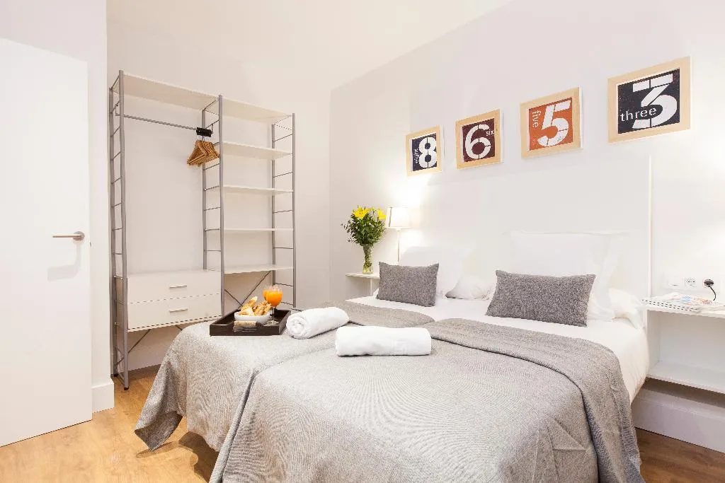 APARTMENT TWO BEDROOMS TWO BATHROOMS Room, Aspasios Urquinaona Design, Barcelona