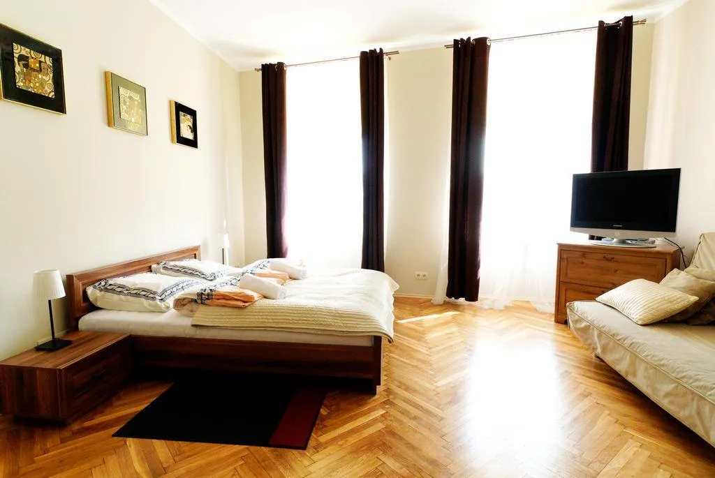 STUDIO CAPACITY 4 Room, P&J Tourist Apartments, Krakow