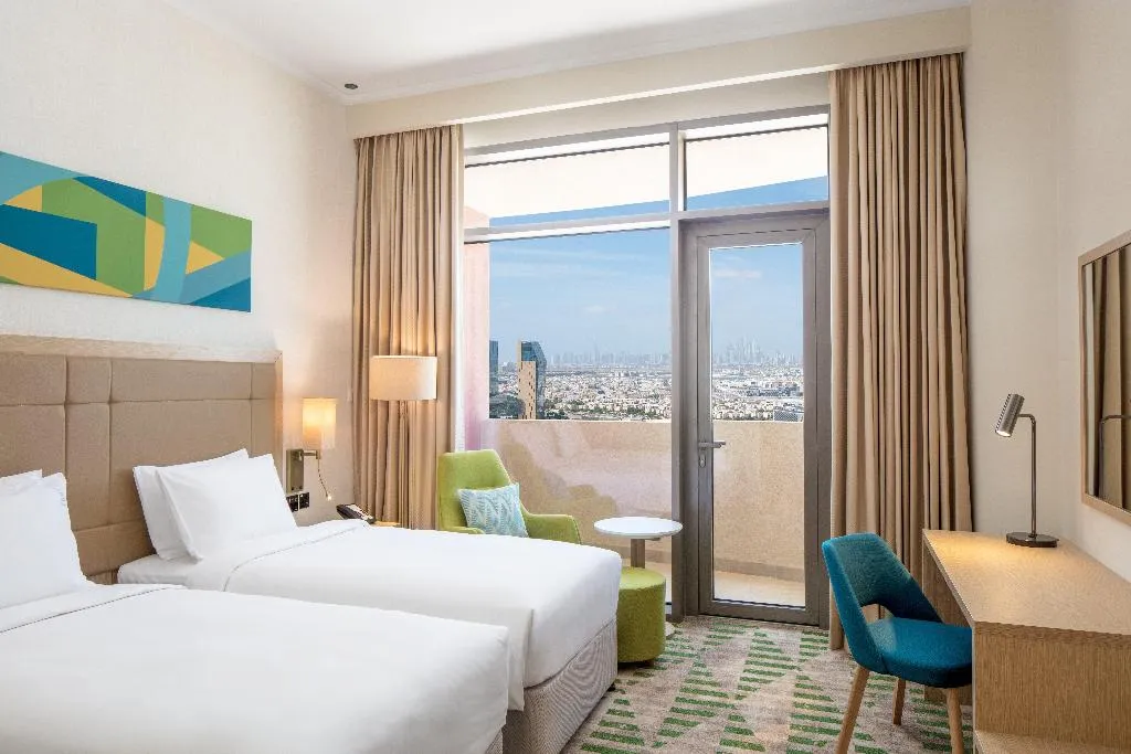 TWIN SMOKING PREMIUM Room, Holiday Inn Hotel & Suites Dubai Science Park, Dubai
