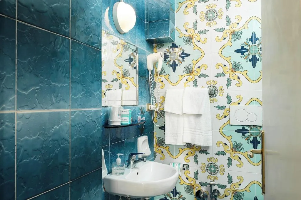 DOUBLE BASIC Room, Fontana, Naples