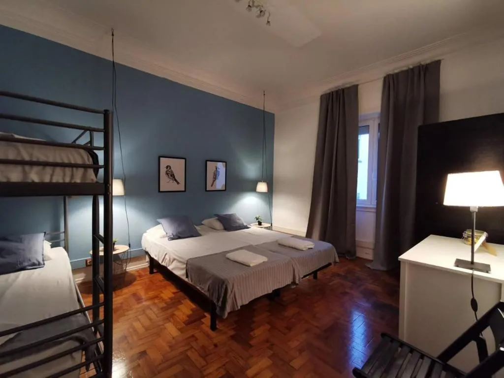 QUADRUPLE BUNK BED WITH SHARED BATHROOM Room, Castilho 63, Lisbon