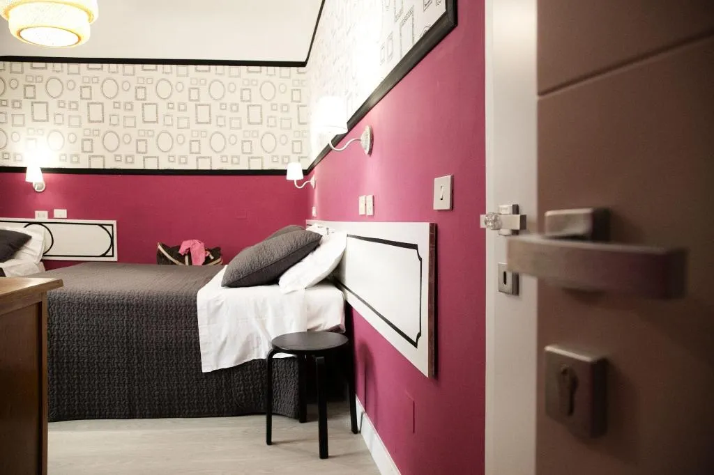 Room, Nella, Florence