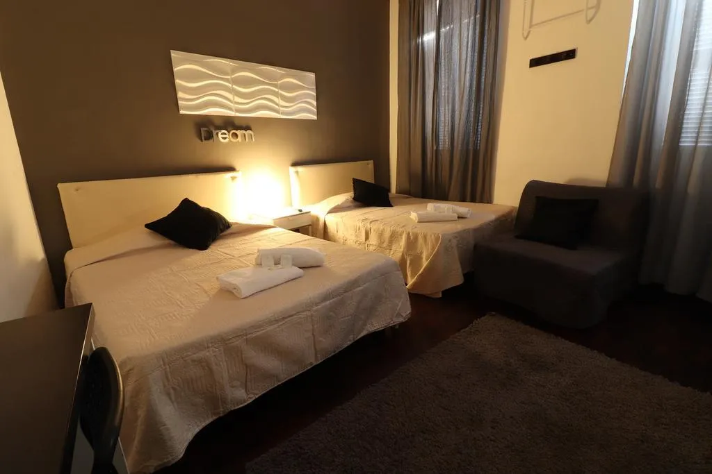QUADRUPLE ECONOMY WITH SHARED BATHROOM Room, Guest House Minas, Milan
