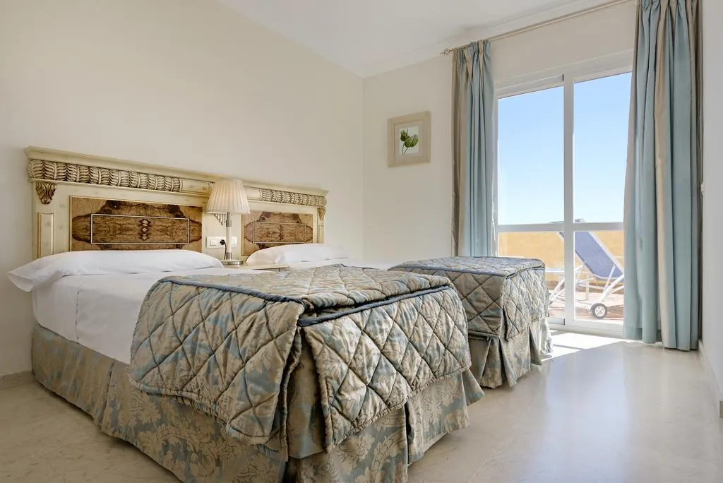 APARTMENT THREE BEDROOMS WITH PRIVATE POOL Room, Colina del Paraiso, Costa Del Sol
