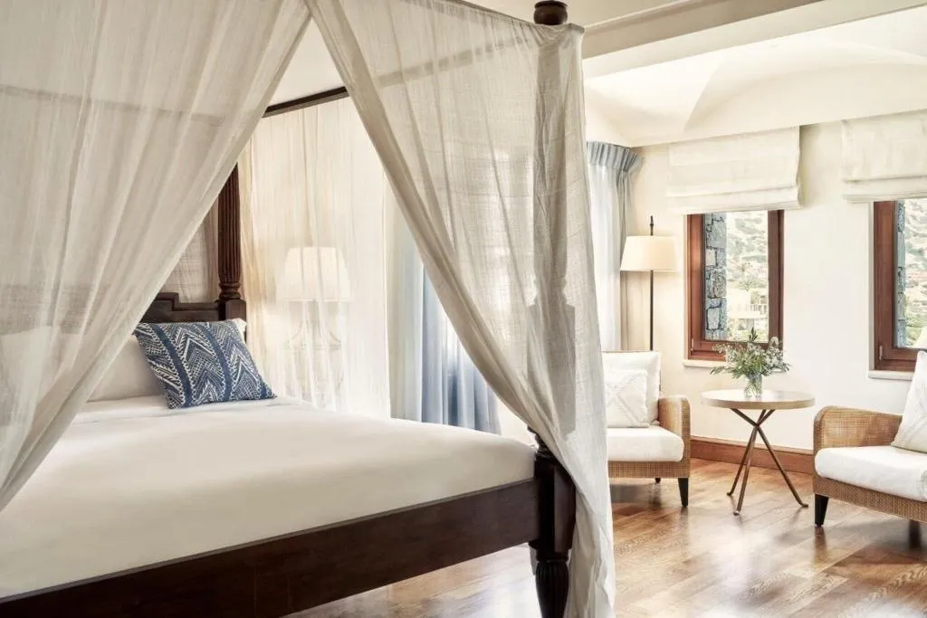 Room, Phaea Blue, a member of SLH, Crete