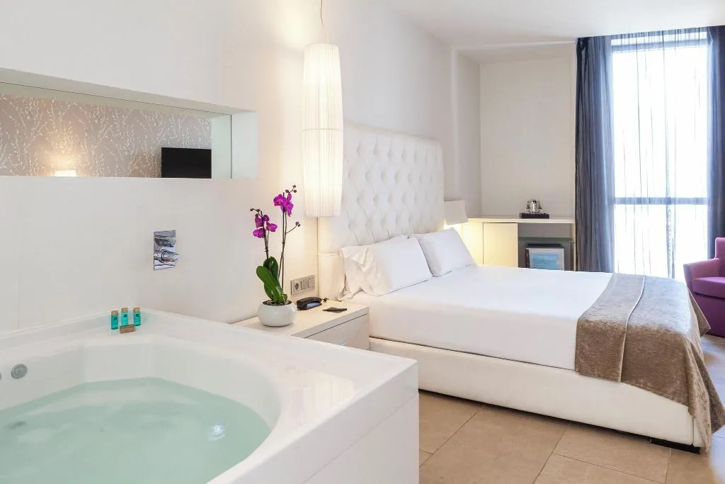 SUITE KING BED WITH JACUZZI Room, SB Plaza Europa, Barcelona