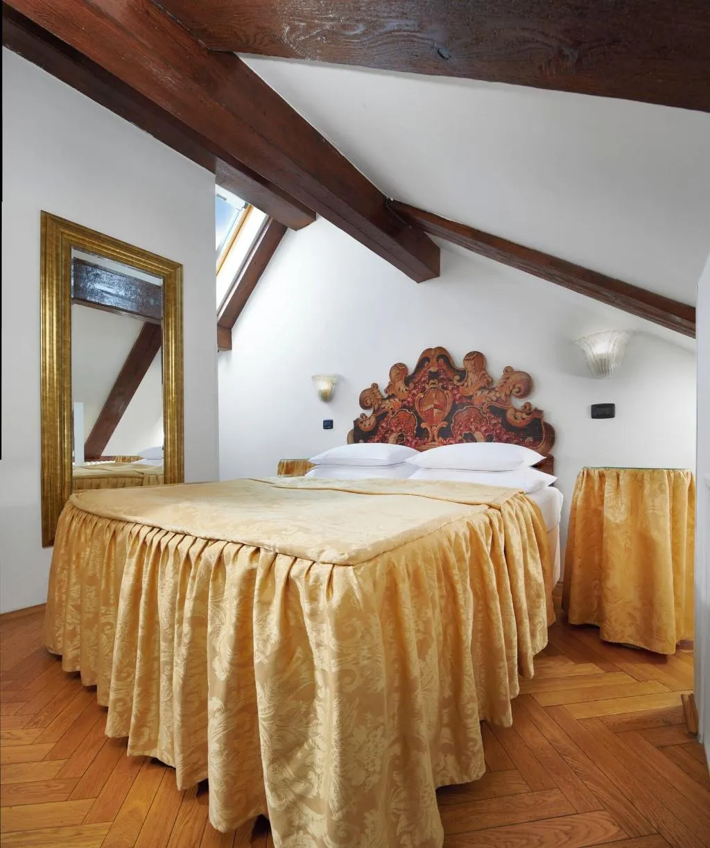 SUITE PRESTIGE Room, Charles Bridge Palace, Prague