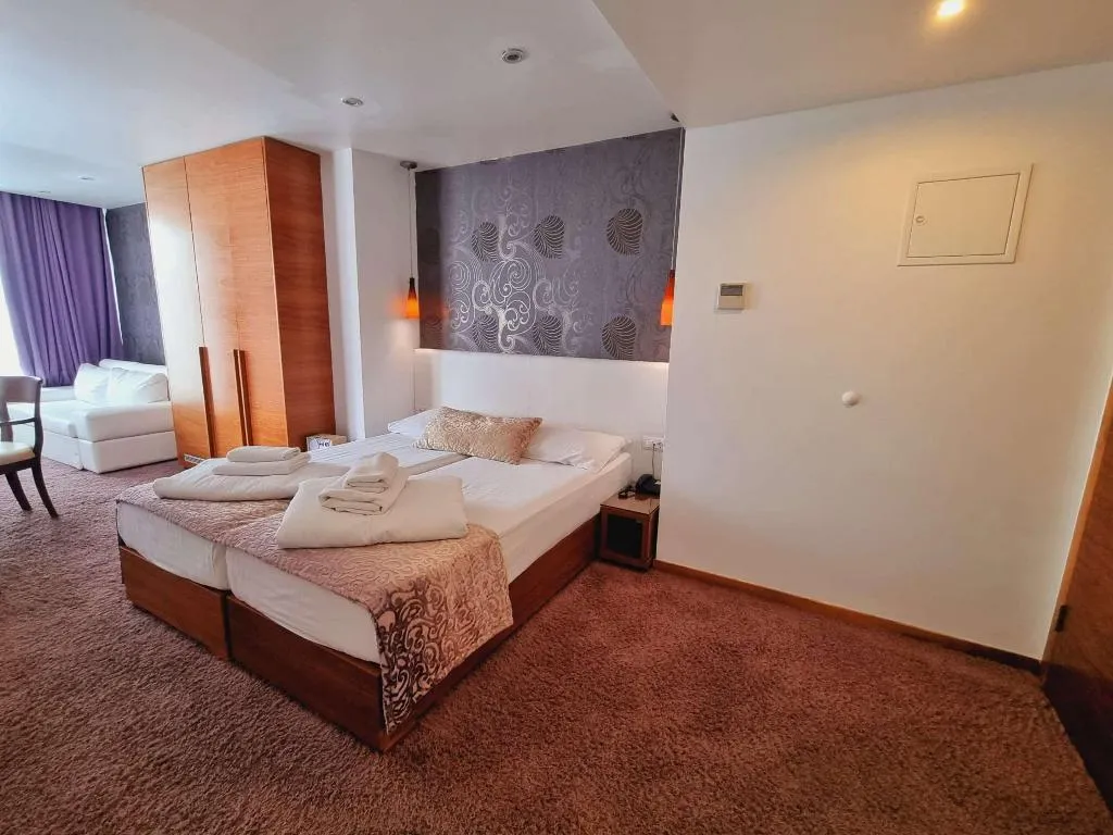 Room, San Antonio, Split
