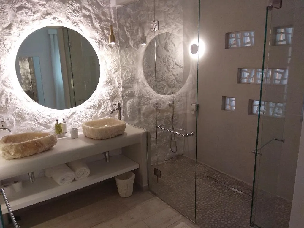 JUNIOR SUITE WITH JACUZZI Room, Petri Suites, Santorini