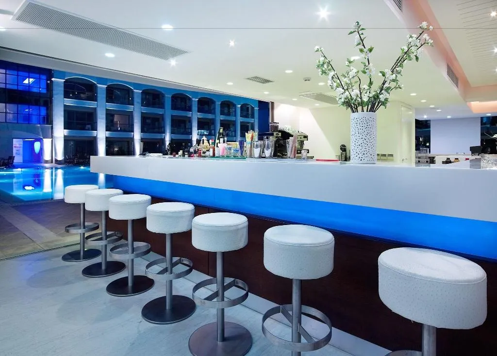 Bar, Albatros, Crete