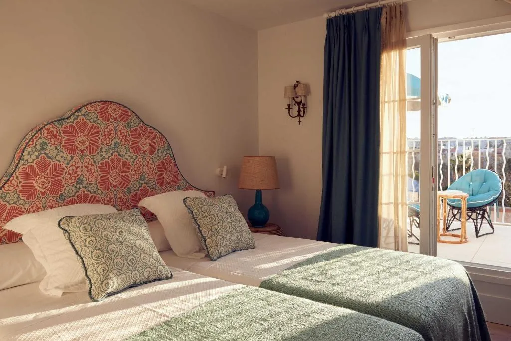 Room, Cristine Bedfor, Menorca