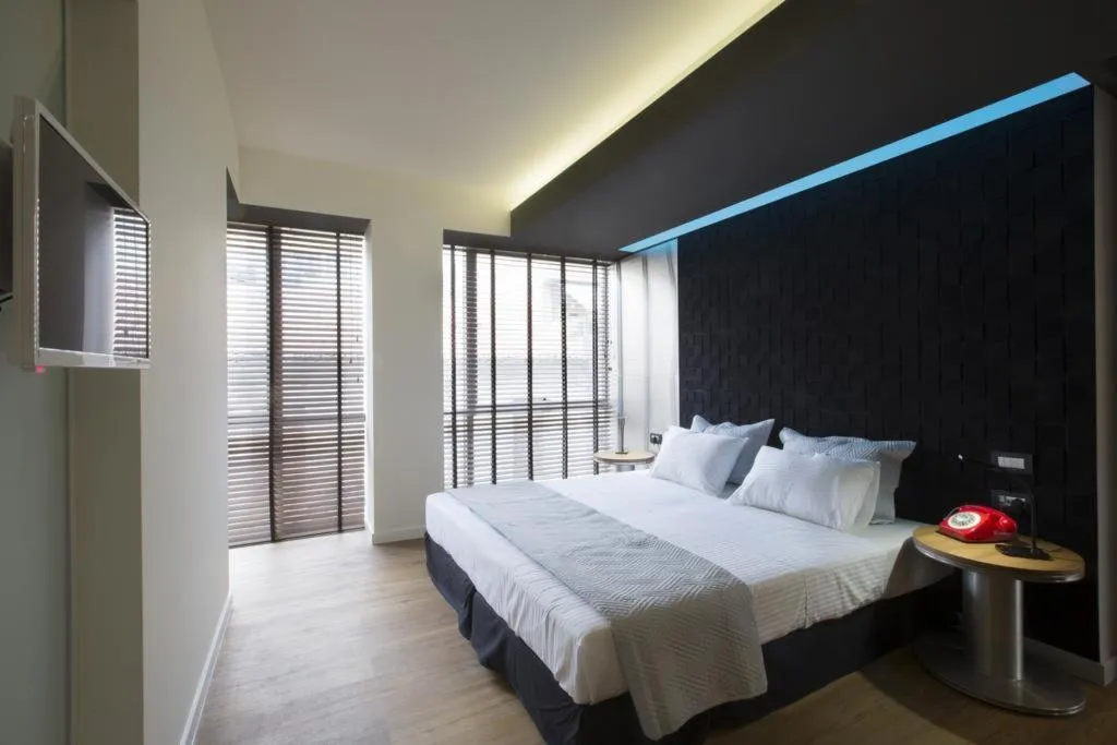Room, Pi Athens, Athens