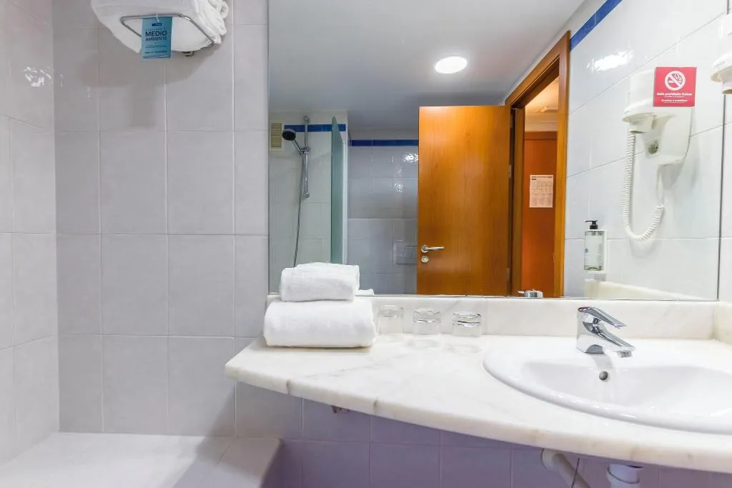 TRIPLE STANDARD Room, Travelodge Madrid Alcala de Henares, Madrid