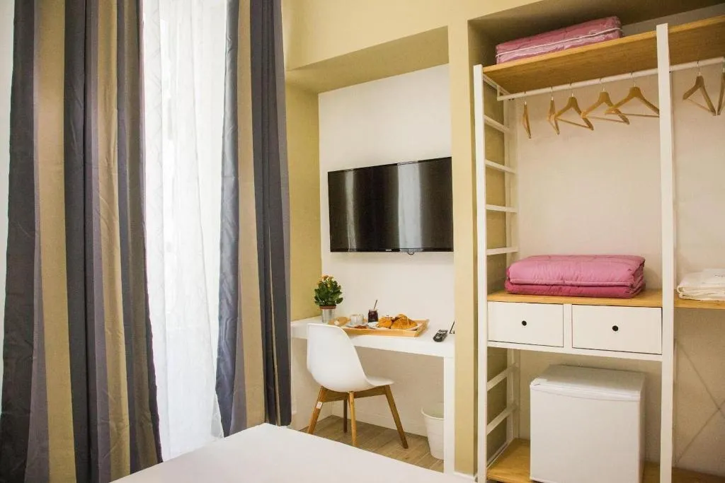 Room, Napolinn B&B, Naples