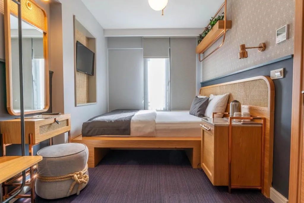 Room, Viva La Vita, Izmir