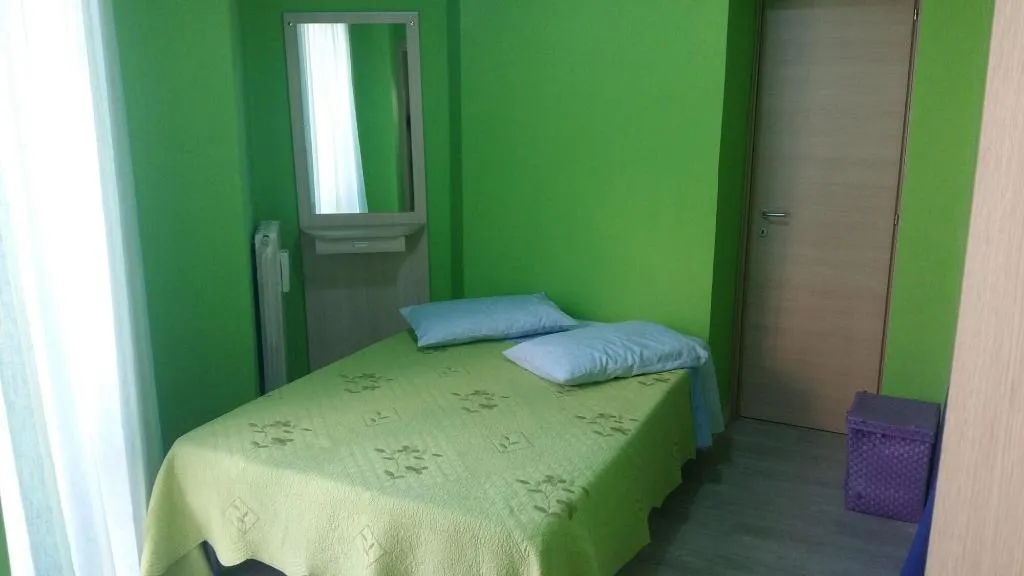 Room, Thousand Colors, Naples
