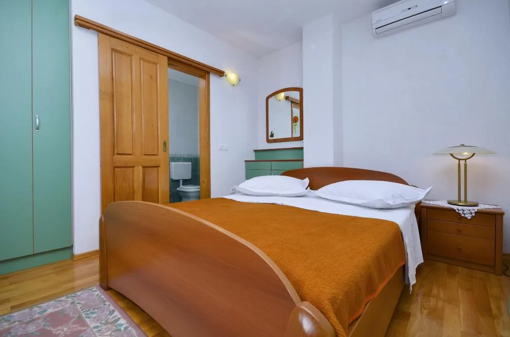 Room, House Topic, Split