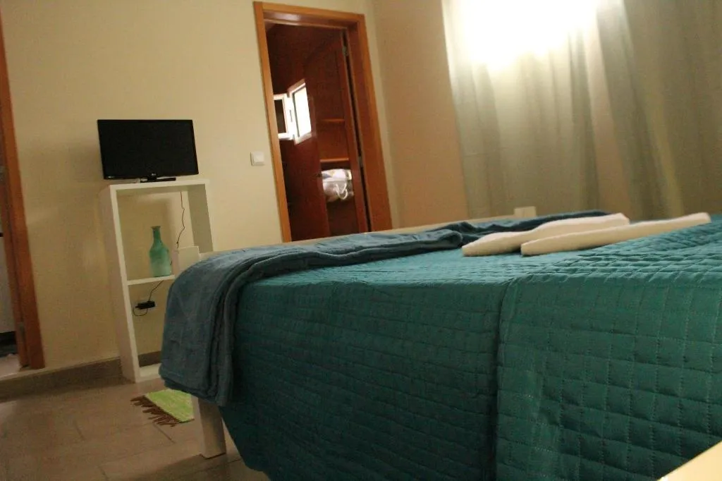 Room, Fx Pena, Madeira