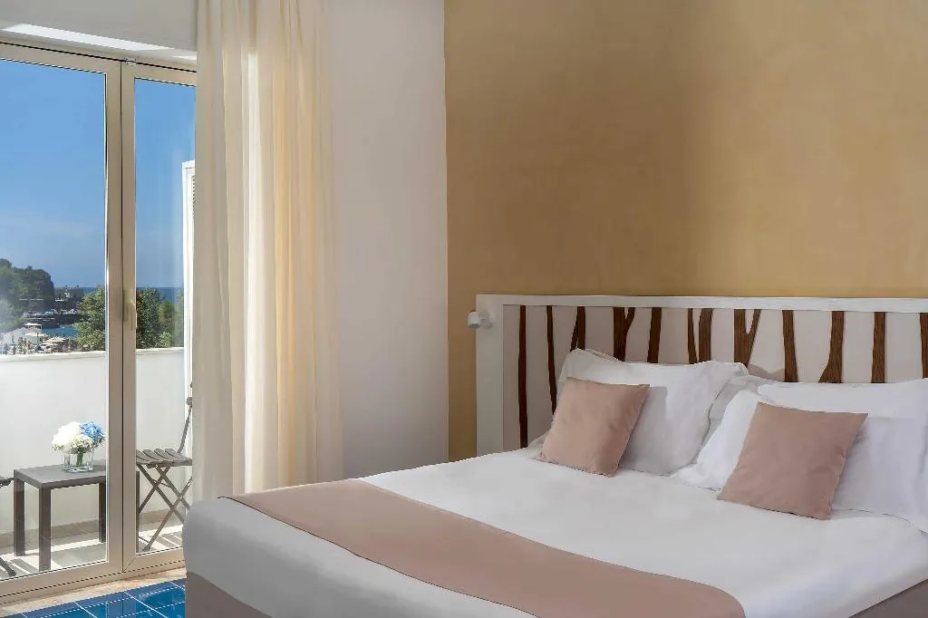 Double or Twin SUPERIOR PARTIAL OCEAN VIEW Room, Hotel Le Axidie BW Signature Collection, Naples