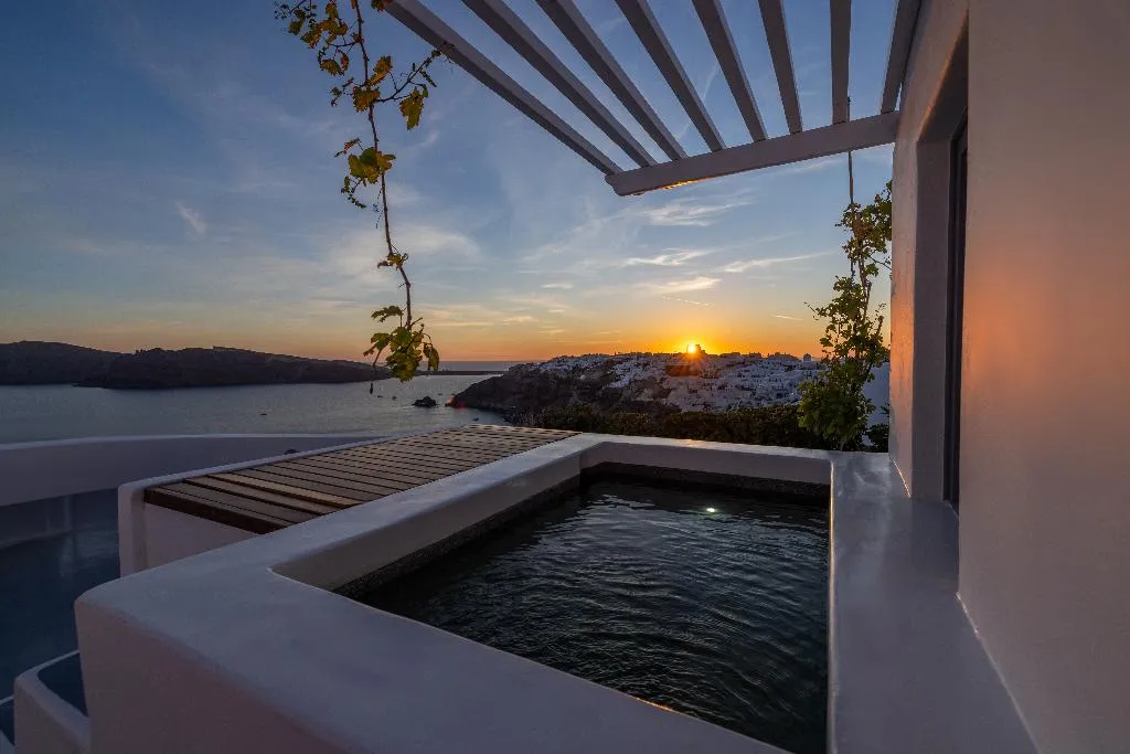 SUITE WITH JACUZZI Room, IKIES Santorini, Santorini