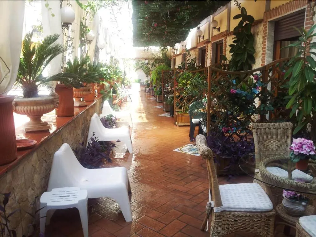 Terrace, Bed And Breakfast Medea, Naples
