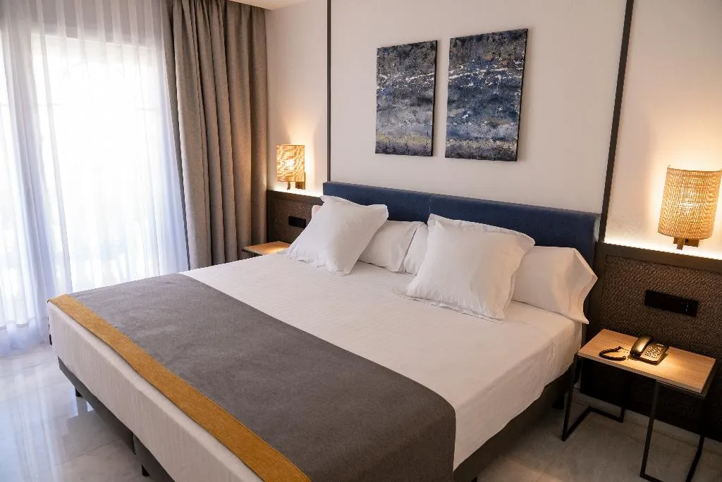 DOUBLE SUPERIOR Room, URH Sitges Playa, Costa Brava