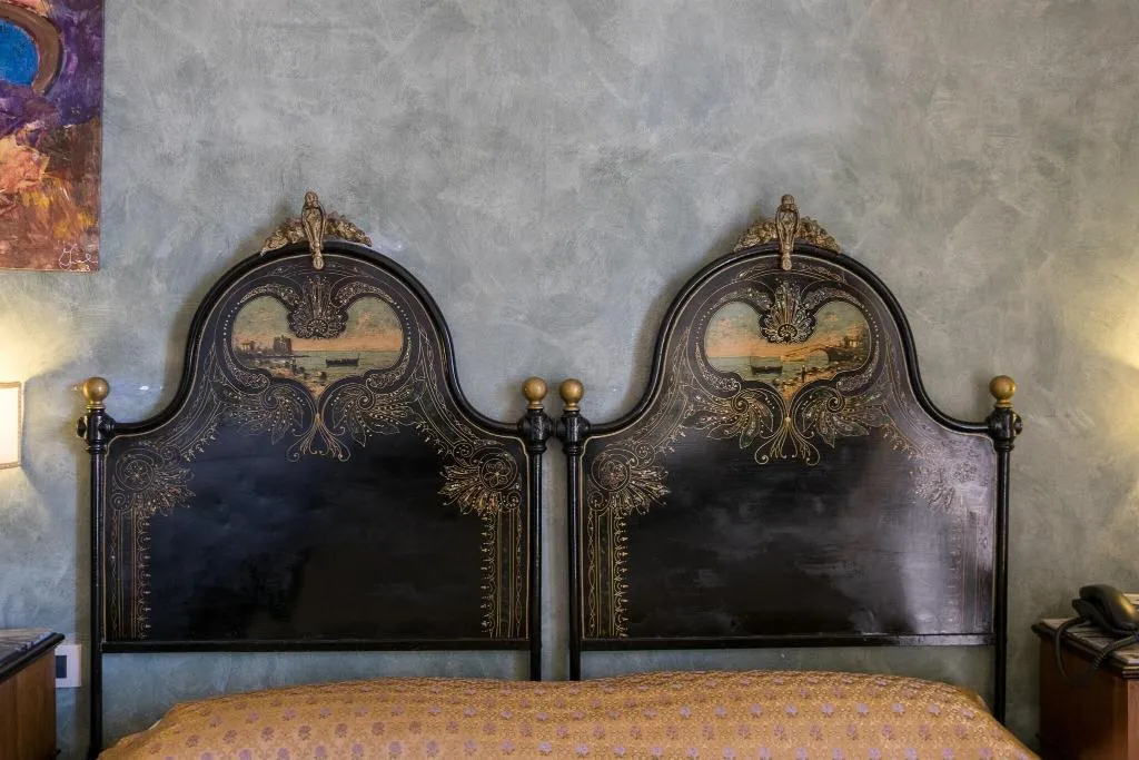DOUBLE CLASSIC QUEEN BED Room, Charme Henry S House, Catania