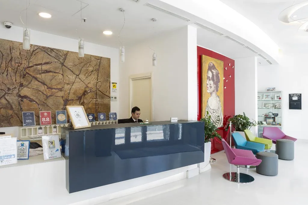 Lobby, Cristina, Naples