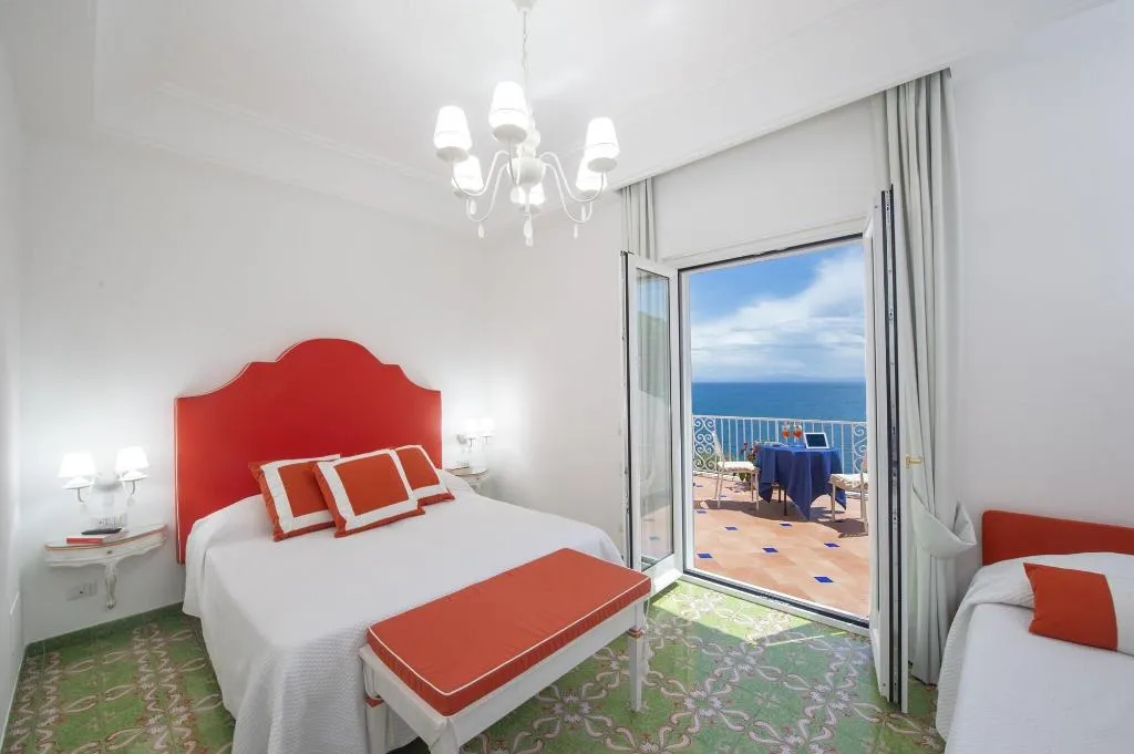 Room, Open Gate, Naples