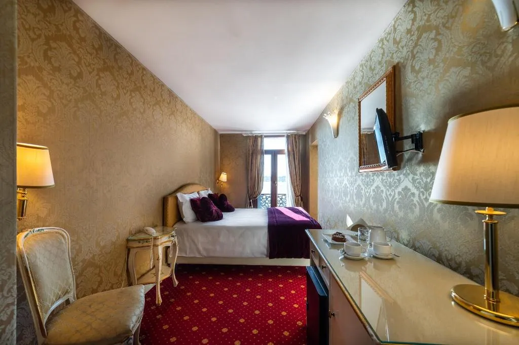 Room, A Tribute To Music, Venice