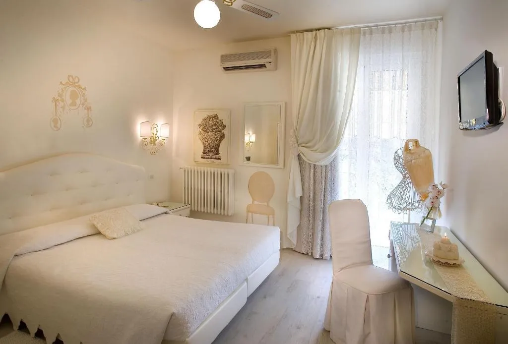 Room, Serenella, Milan
