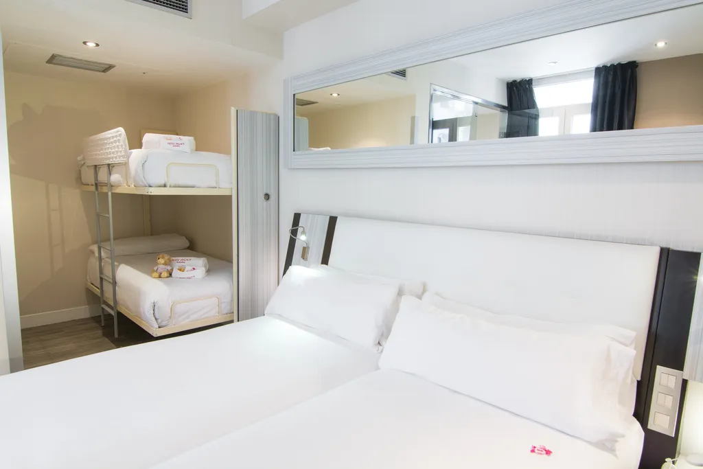 QUADRUPLE STANDARD Room, Petit Palace Arenal, Madrid
