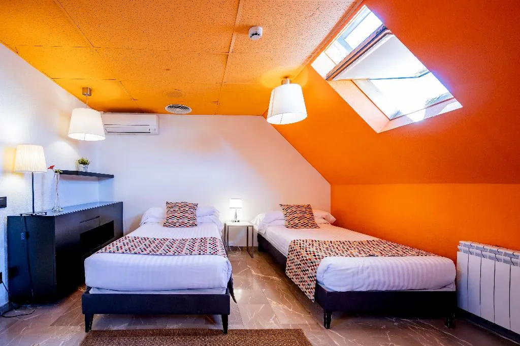 APARTMENT CAPACITY 6 TWO BEDROOMS Room, Apartamentos G3 Galeón, Madrid