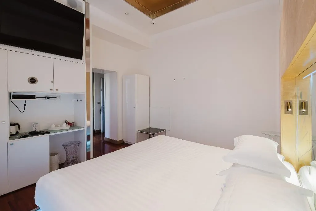 DOUBLE SUPERIOR Room, Hotel Trecento, Rome