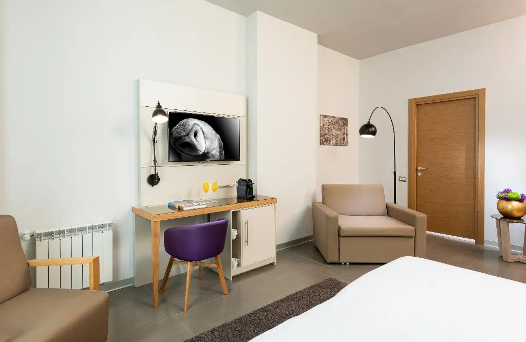 TRIPLE DELUXE Room, NYX Hotel Milan by Leonardo Hotels, Milan