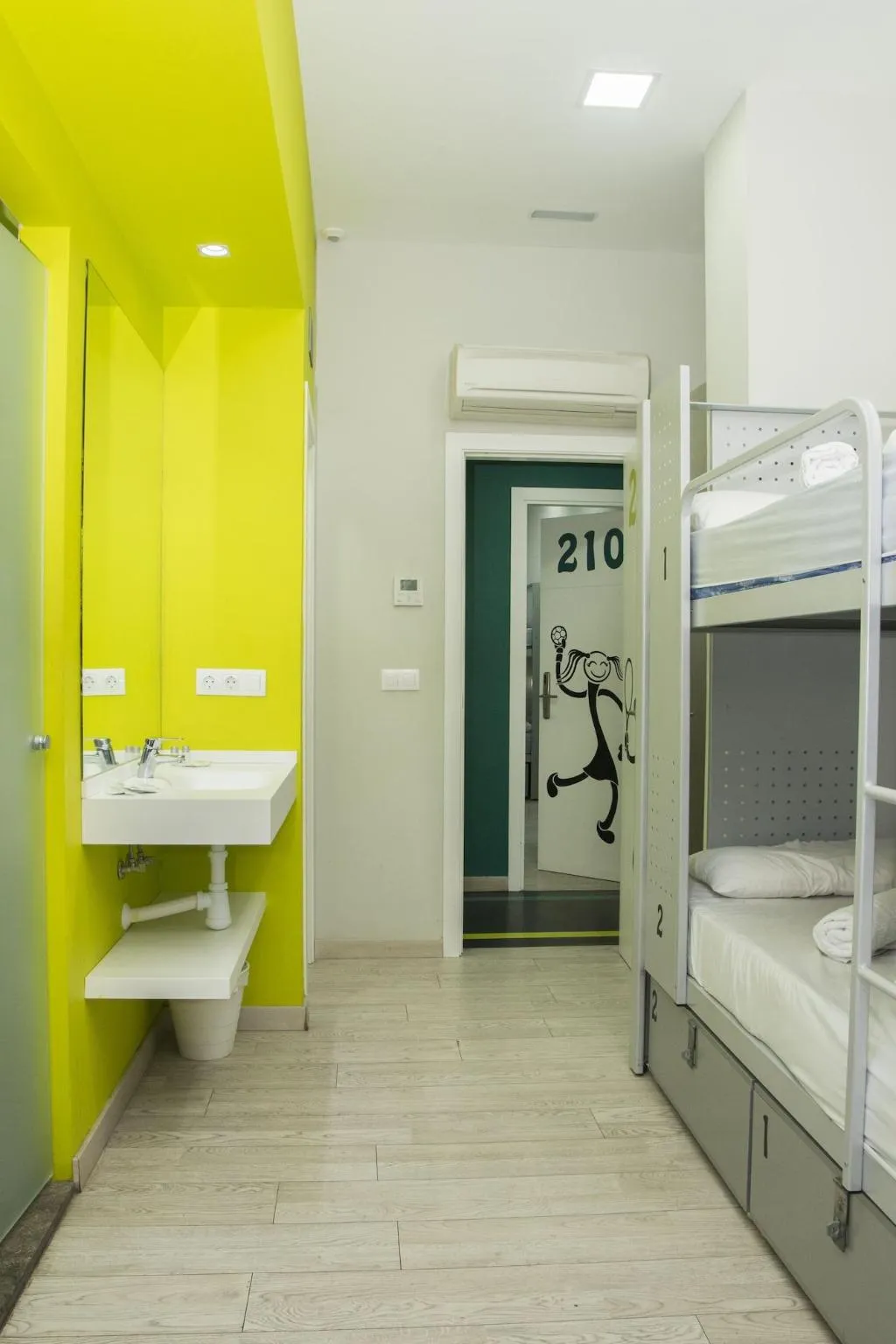 Bed in dormitory STANDARD Room, BcnSportHostels, Barcelona