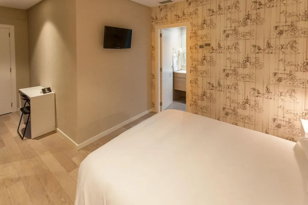 Room, Host & Home, Valencia