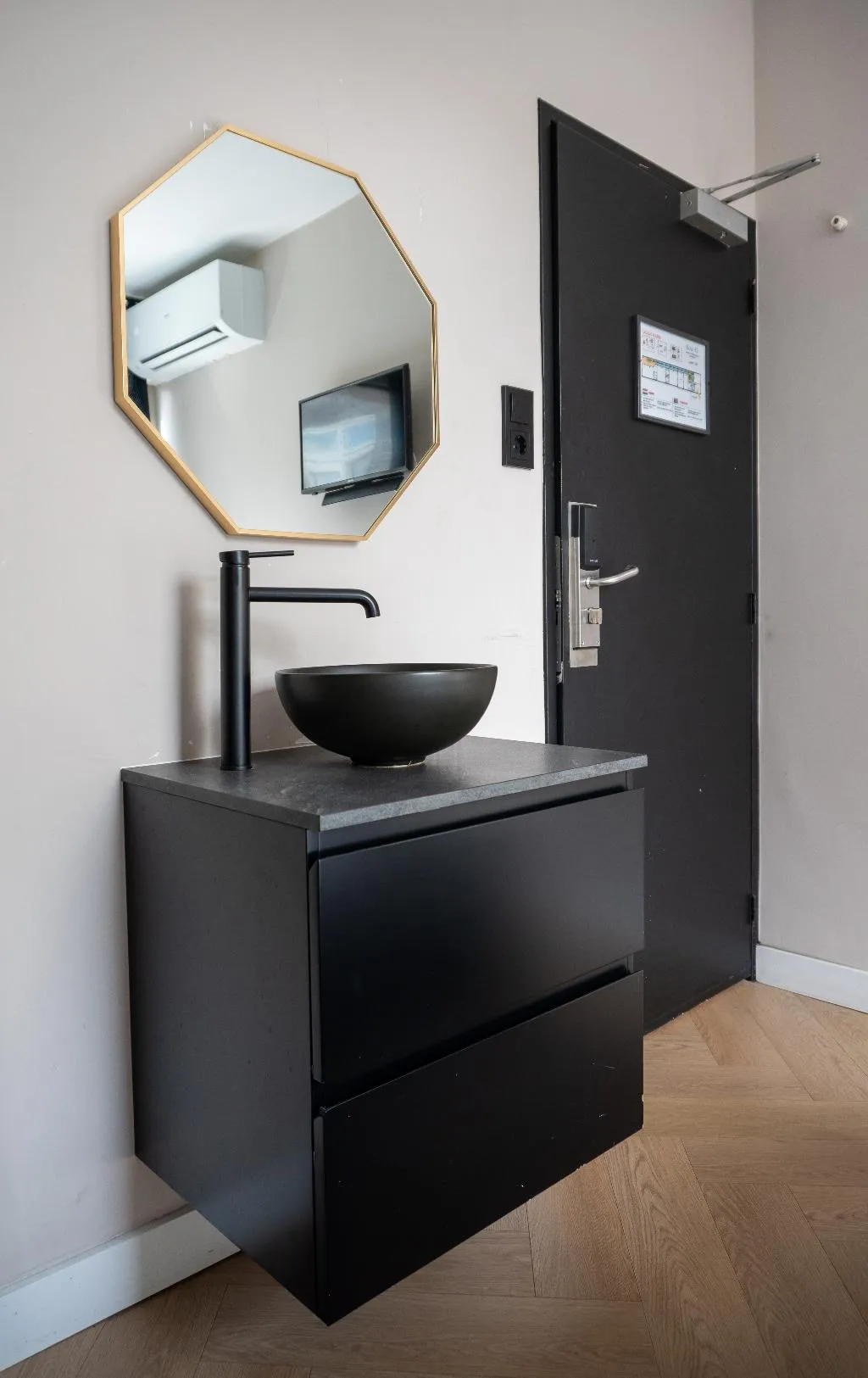DOUBLE WITH SHARED BATHROOM Room, Hotel 83, Amsterdam