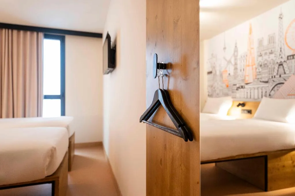 DOUBLE STANDARD Room, easyHotel Barcelona La Sagrera, Barcelona