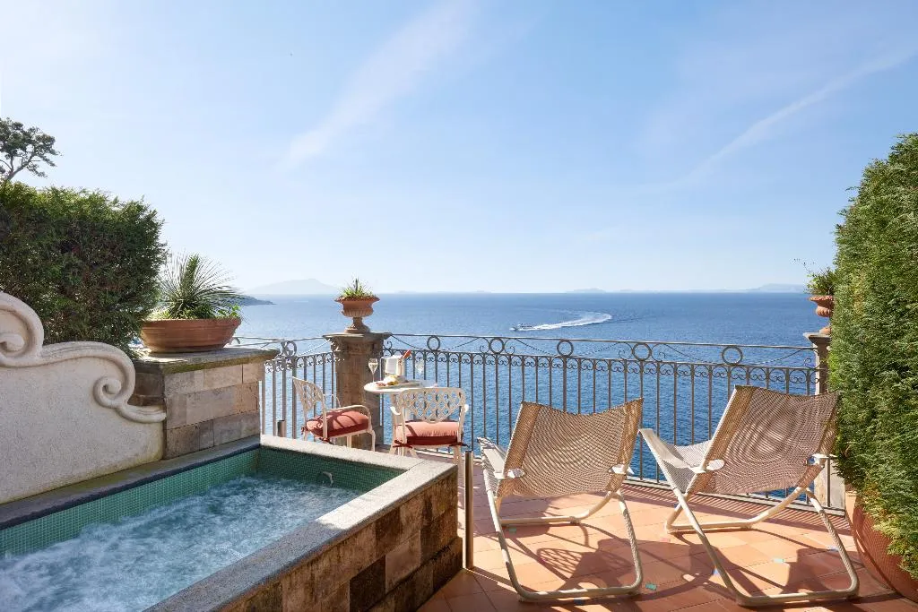 SUITE WITH JACUZZI WITH VIEWS Room, Grand Hotel Ambasciatori, Naples